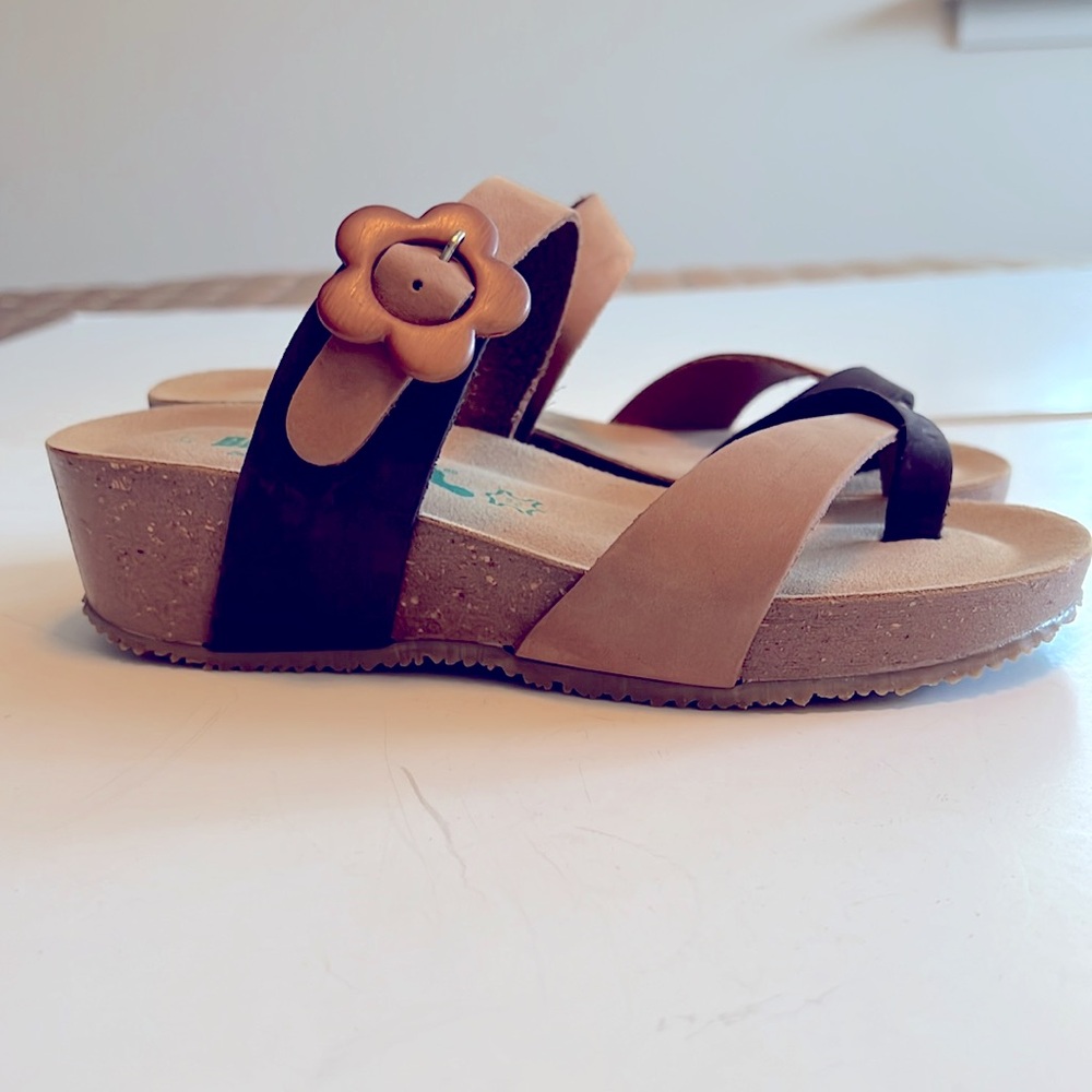 BioNaturaTan and Black Floral Sandals Made in Italy Size 7 NWOT 2 Inch Wedge - Picture 3 of 7